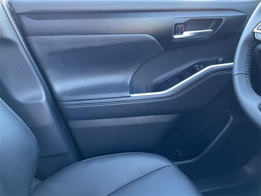 used 2025 Toyota Highlander car, priced at $45,000