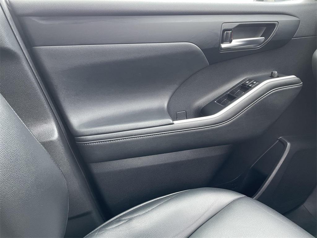 used 2022 Toyota Highlander car, priced at $29,000
