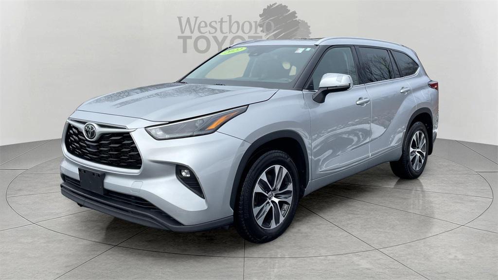 used 2022 Toyota Highlander car, priced at $29,000