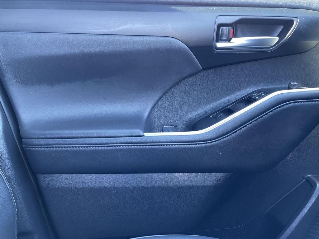 used 2025 Toyota Highlander car, priced at $46,390