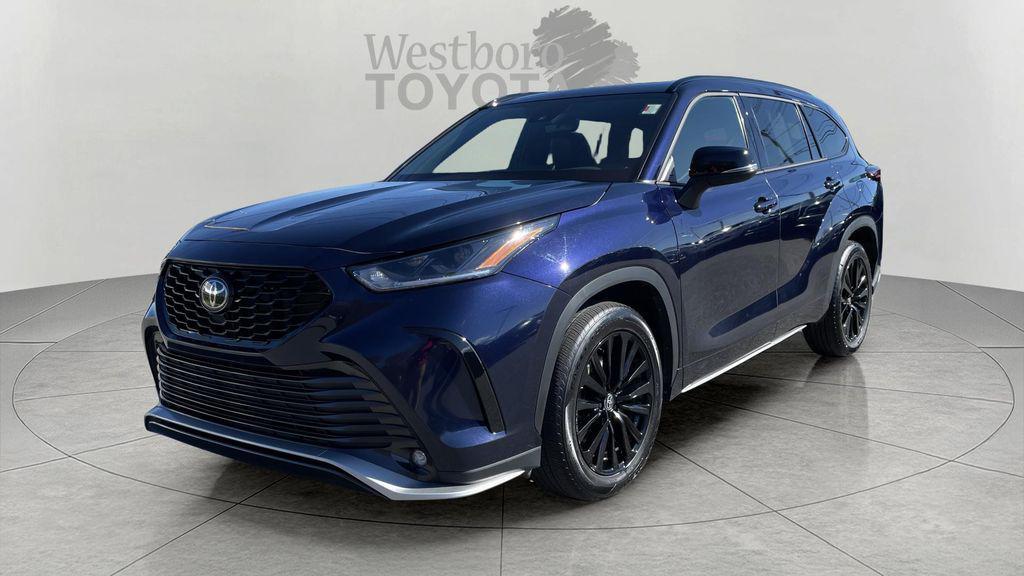 used 2025 Toyota Highlander car, priced at $46,390