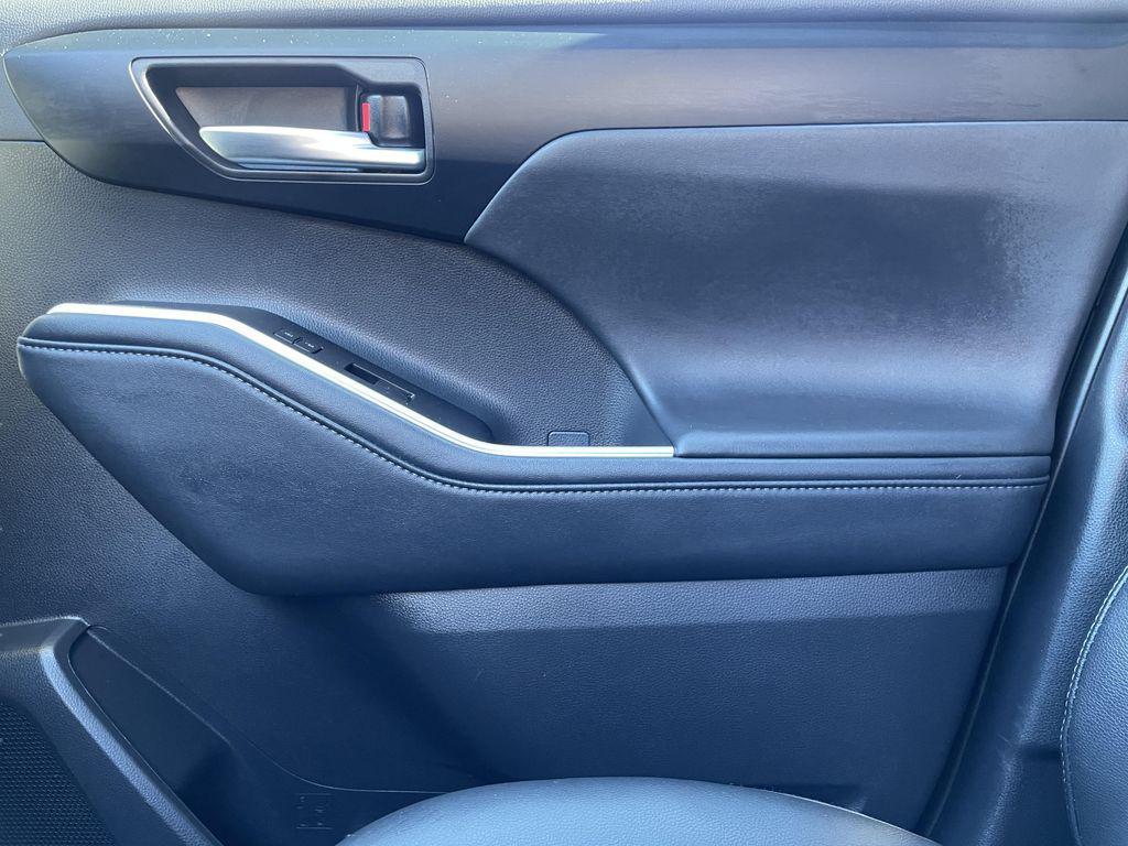 used 2025 Toyota Highlander car, priced at $46,390