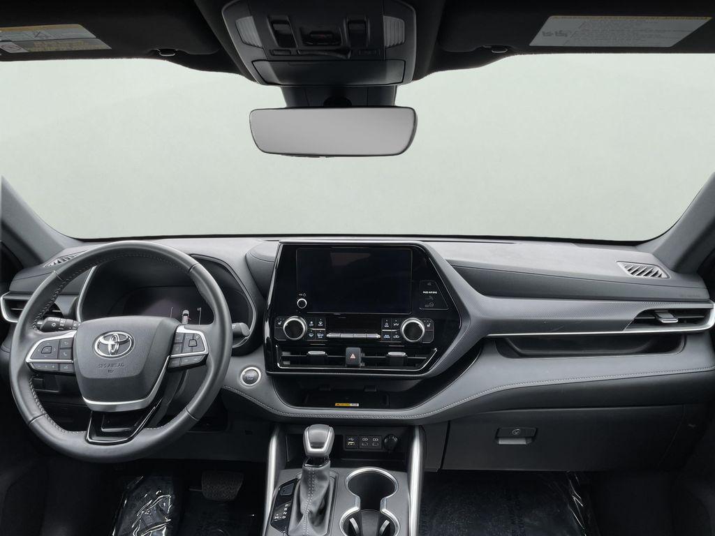 used 2025 Toyota Highlander car, priced at $45,390
