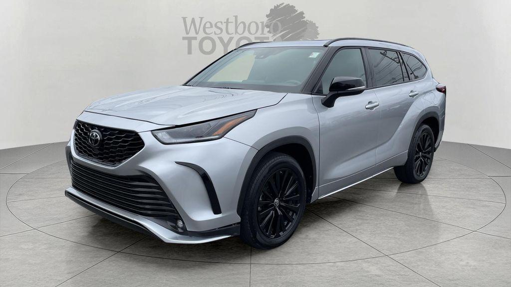 used 2025 Toyota Highlander car, priced at $45,390