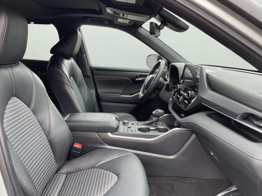used 2025 Toyota Highlander car, priced at $45,390