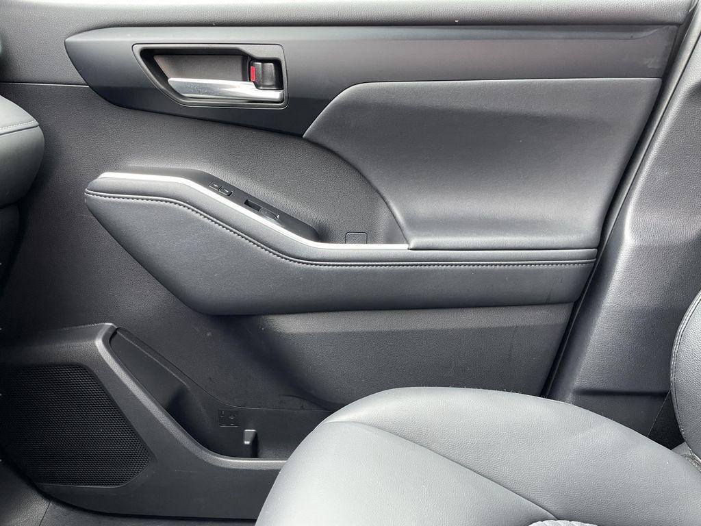 used 2025 Toyota Highlander car, priced at $45,390