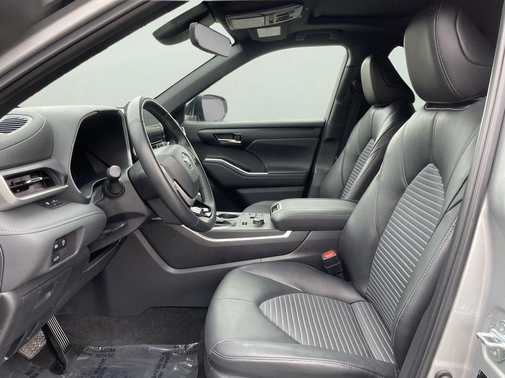 used 2025 Toyota Highlander car, priced at $45,390