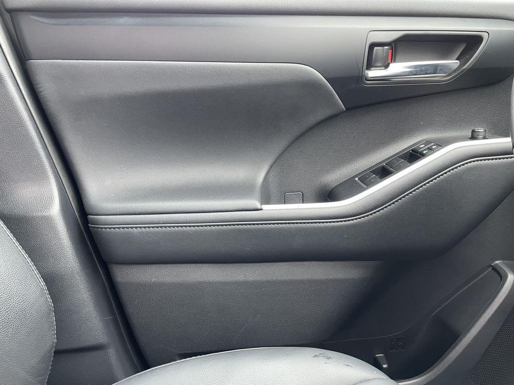 used 2025 Toyota Highlander car, priced at $45,390