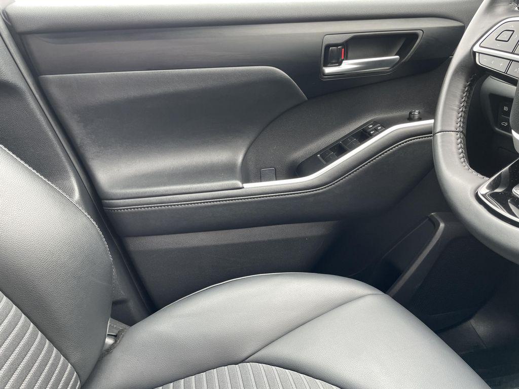 used 2025 Toyota Highlander car, priced at $46,595