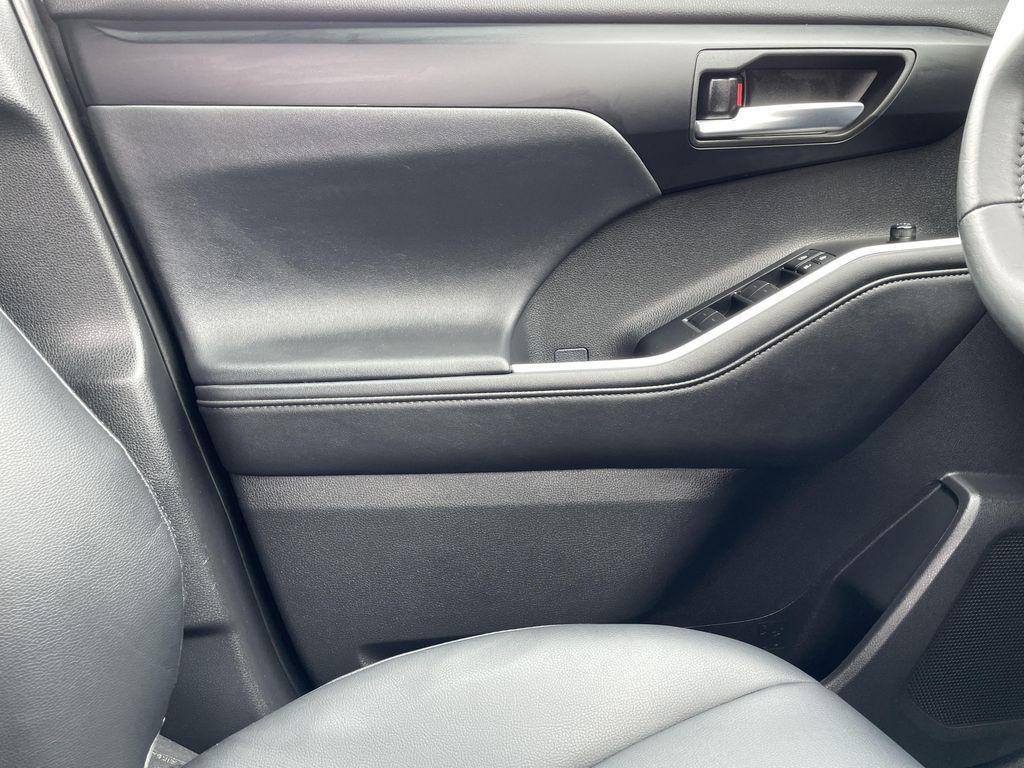 used 2025 Toyota Highlander car, priced at $46,390