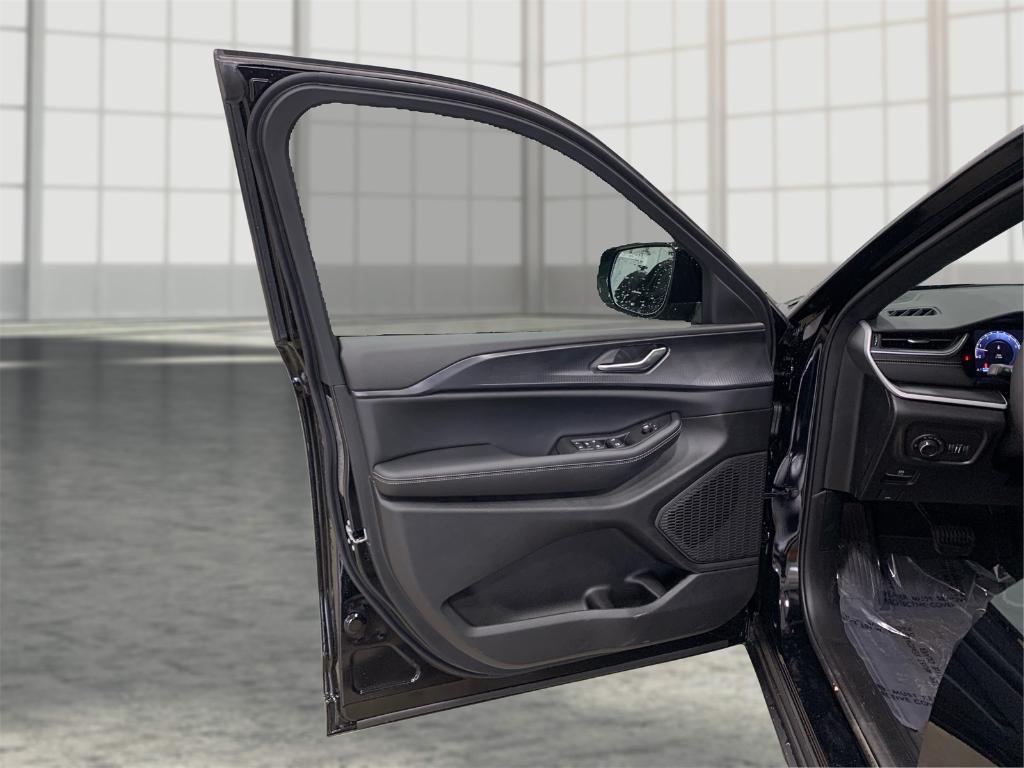 new 2025 Jeep Grand Cherokee car, priced at $39,934