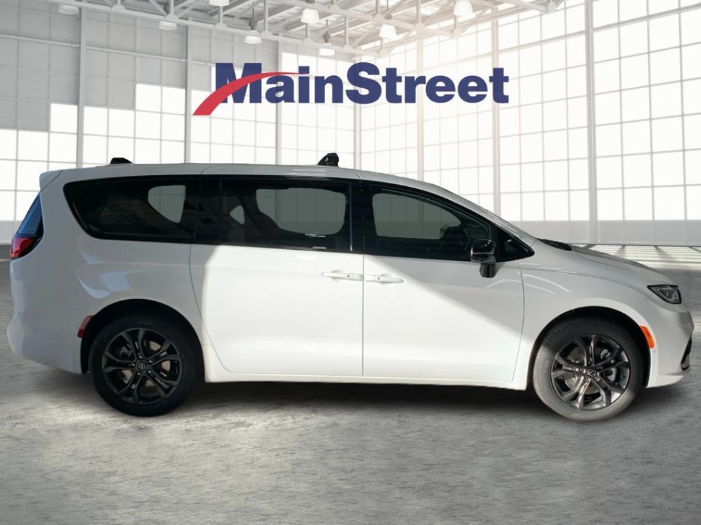 new 2026 Chrysler Pacifica car, priced at $45,717