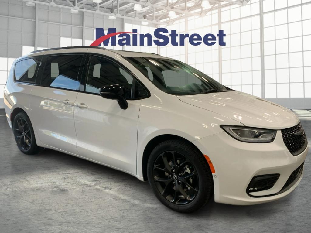 used 2025 Chrysler Pacifica car, priced at $45,400