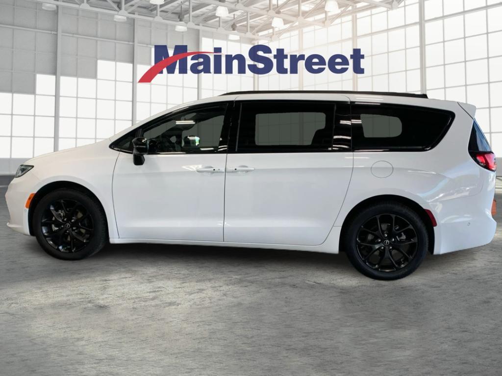 used 2025 Chrysler Pacifica car, priced at $45,400