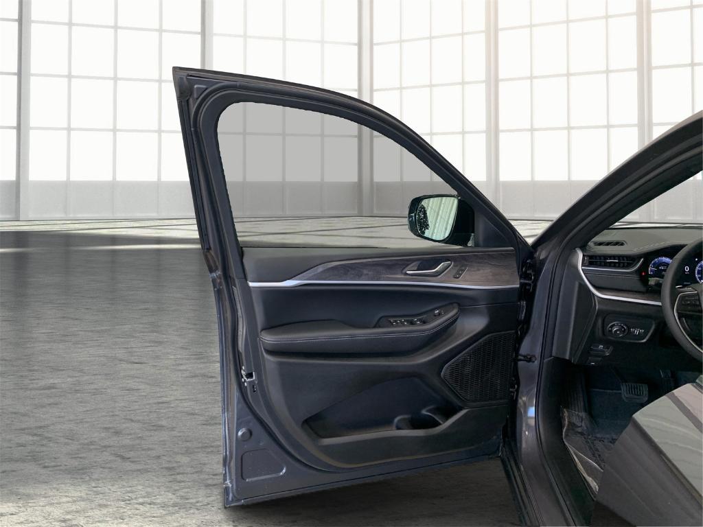 new 2025 Jeep Grand Cherokee car, priced at $45,837