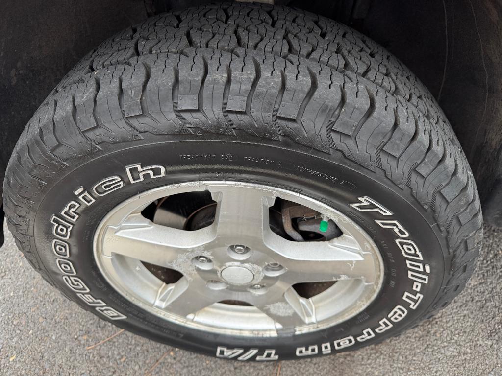 used 2006 Jeep Grand Cherokee car, priced at $3,595