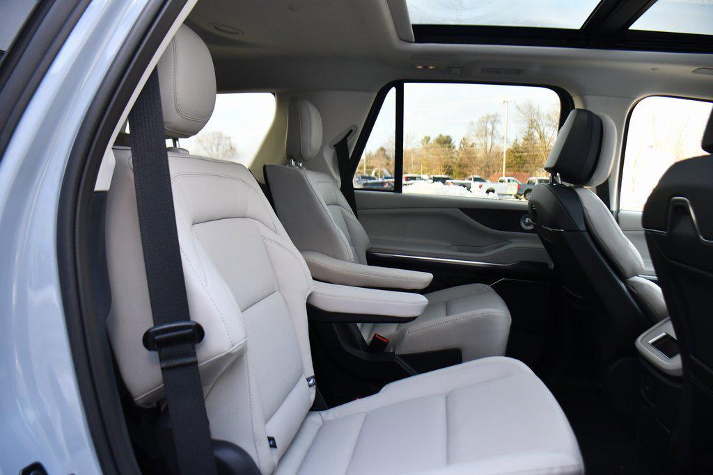 new 2025 Lincoln Navigator car, priced at $94,007