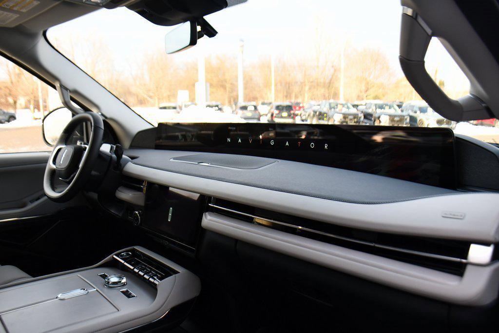 new 2025 Lincoln Navigator car, priced at $94,007
