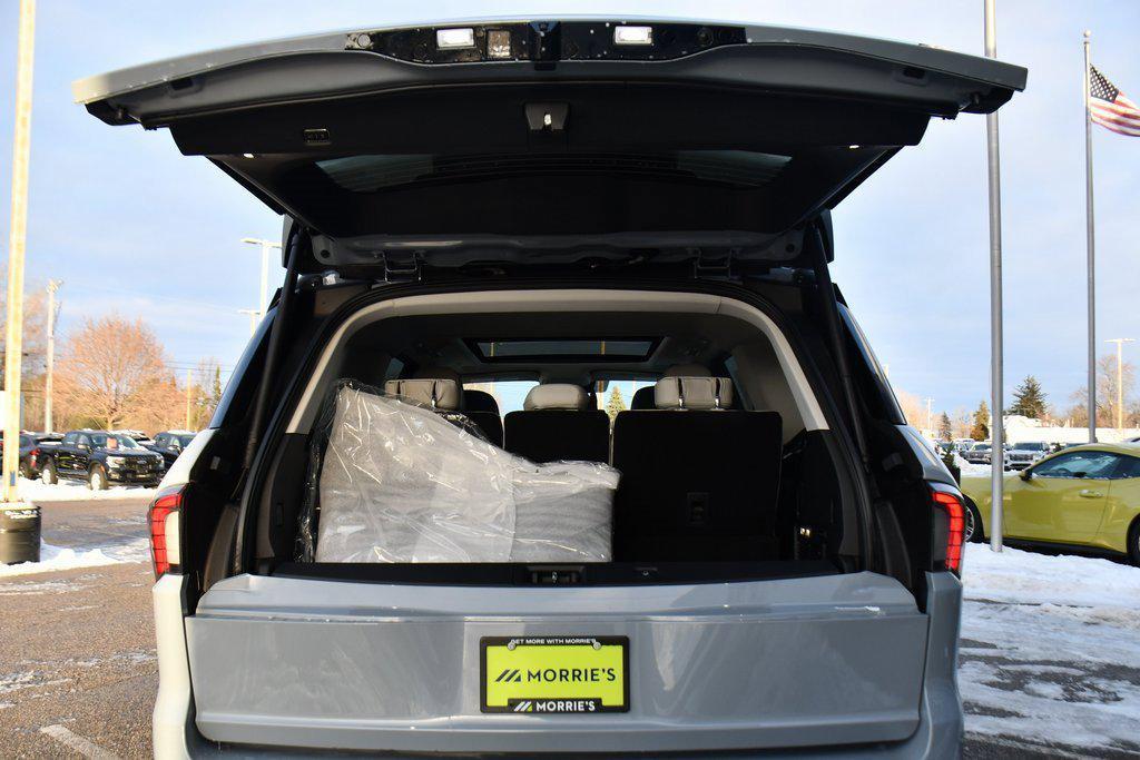 new 2025 Lincoln Navigator car, priced at $94,007