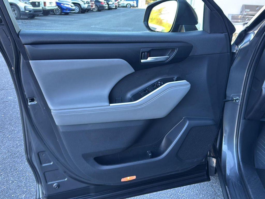 used 2024 Toyota Highlander car, priced at $36,900