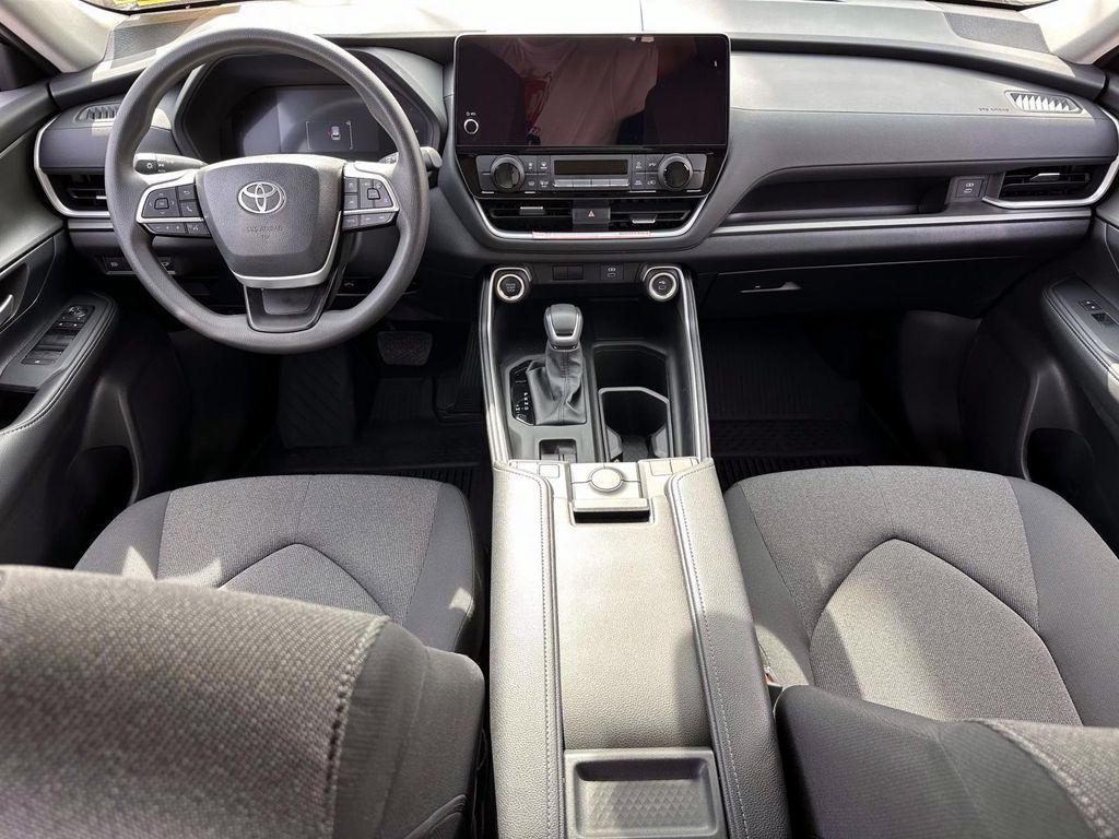 used 2025 Toyota Highlander car, priced at $39,999