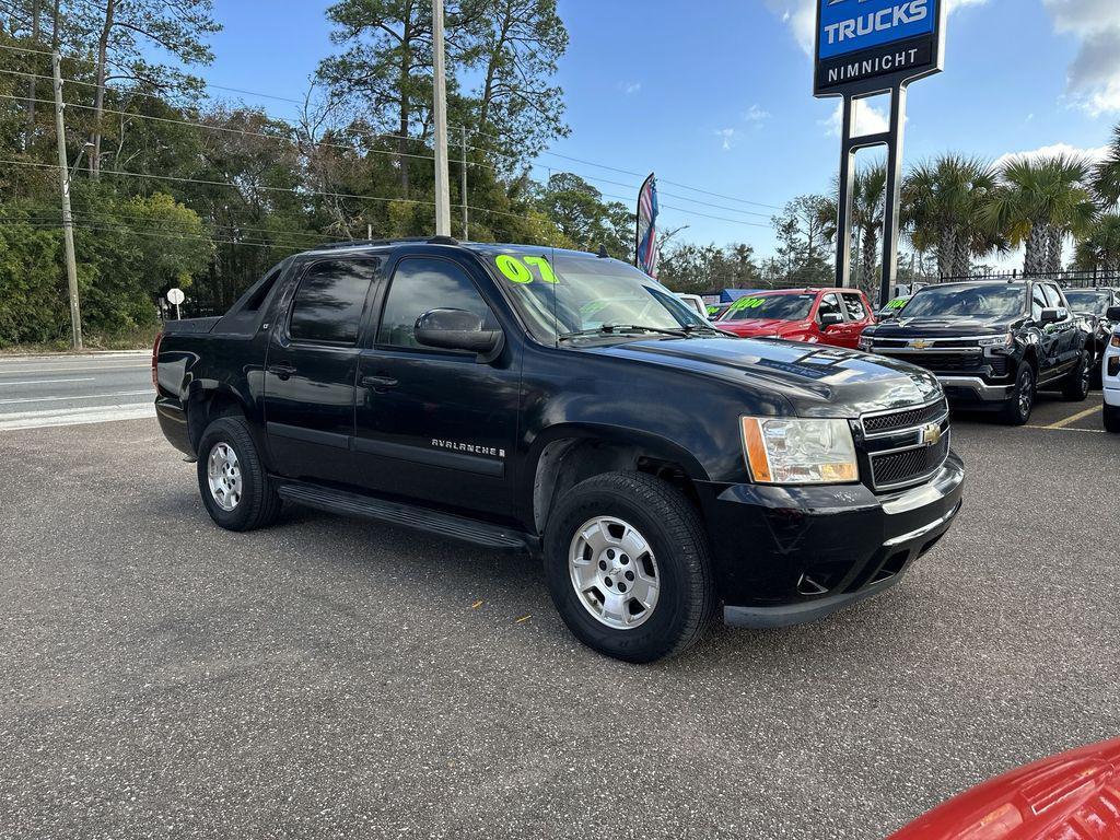 used 2007 Chevrolet Avalanche car, priced at $7,937