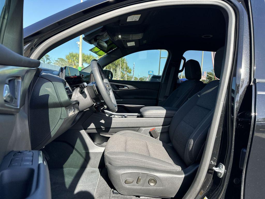 used 2025 Chevrolet Traverse car, priced at $37,667