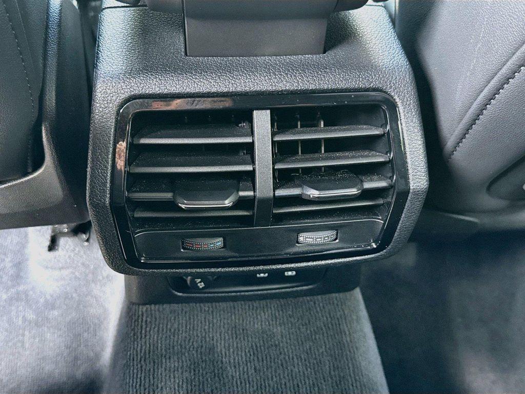 Audi Q3 view 26