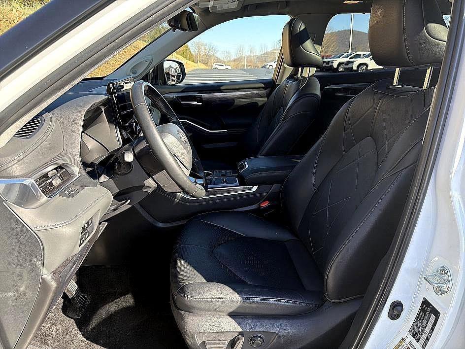 used 2024 Toyota Highlander Hybrid car, priced at $46,994
