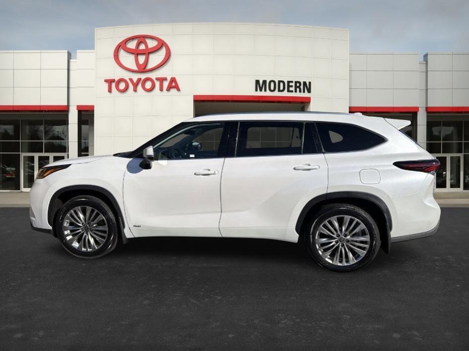 used 2024 Toyota Highlander Hybrid car, priced at $46,994