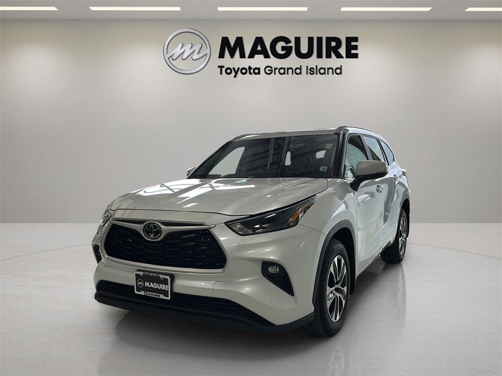 used 2023 Toyota Highlander car, priced at $36,999
