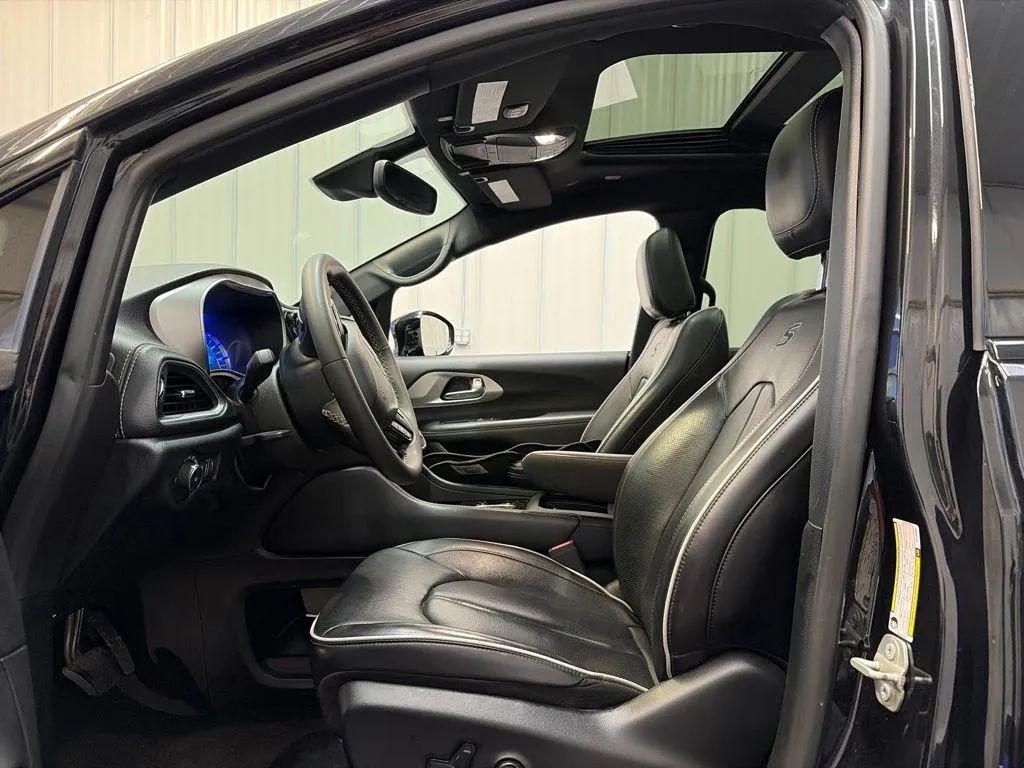 used 2024 Chrysler Pacifica Hybrid car, priced at $28,000