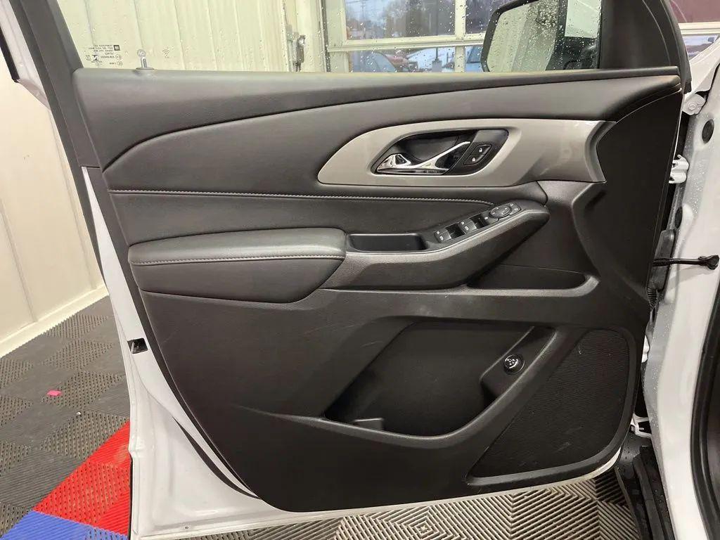 used 2023 Chevrolet Traverse car, priced at $29,998