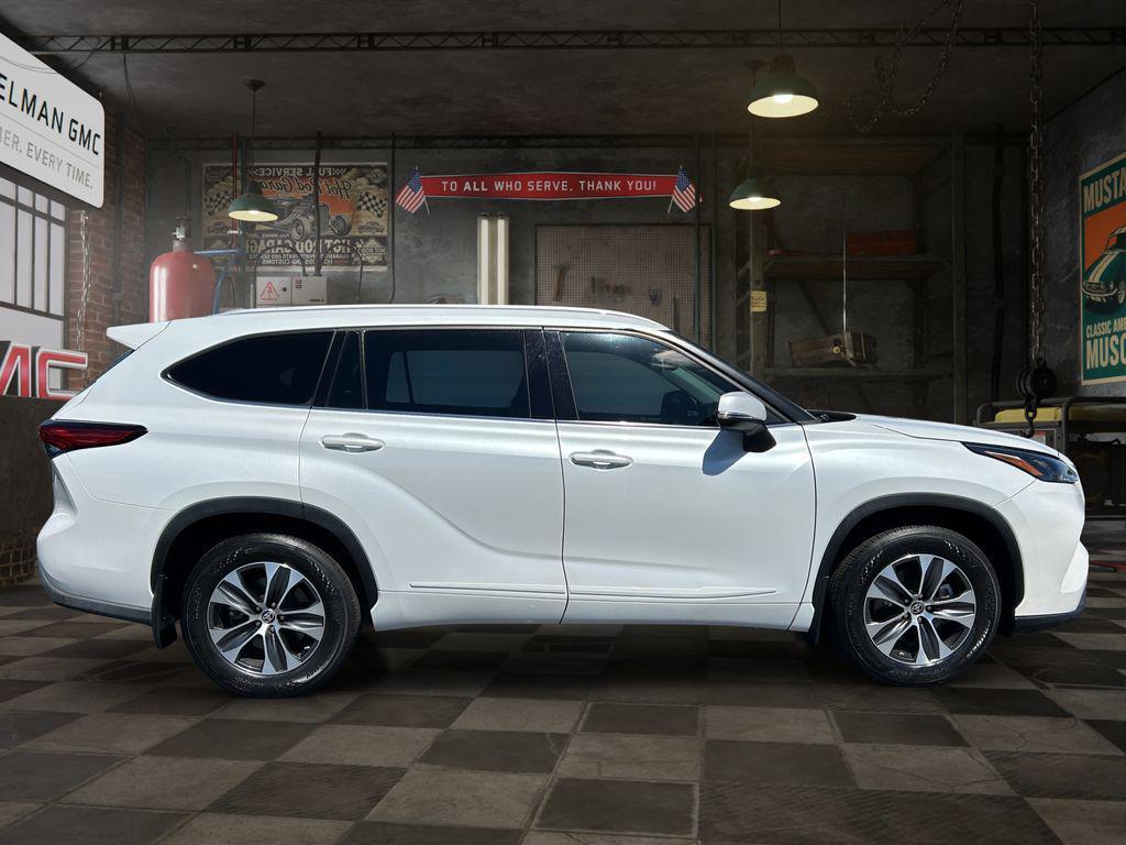 used 2022 Toyota Highlander car, priced at $37,161