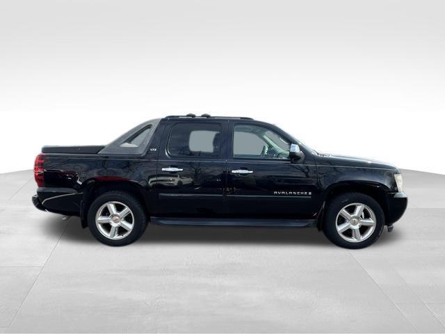 used 2007 Chevrolet Avalanche car, priced at $14,000
