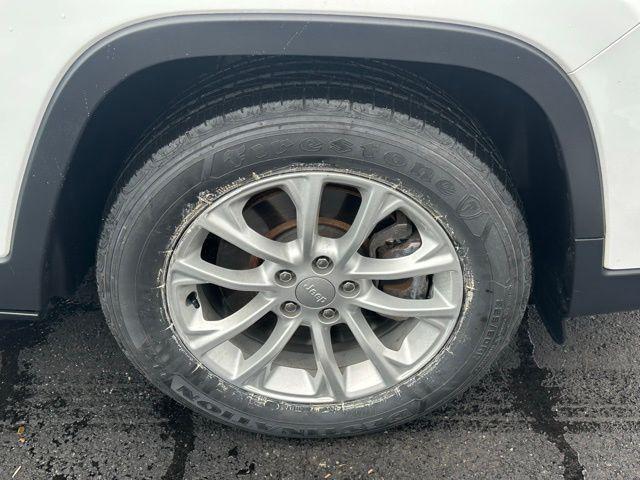 used 2020 Jeep Cherokee car, priced at $12,490