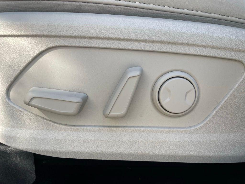 new 2025 Kia Sorento car, priced at $32,999