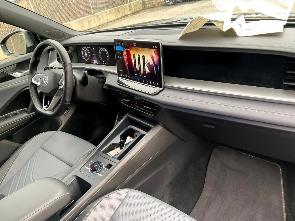 used 2025 Volkswagen Tiguan car, priced at $33,900