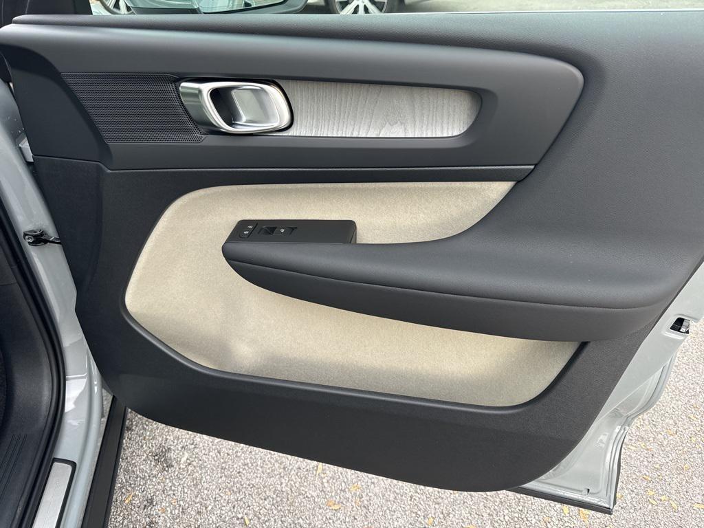 new 2025 Volvo XC40 car, priced at $39,999