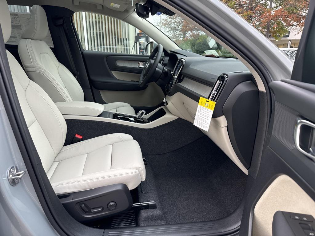 new 2025 Volvo XC40 car, priced at $39,999