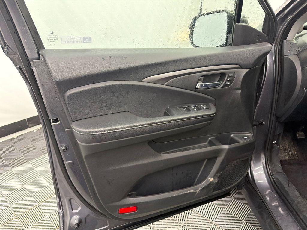 used 2025 Honda Ridgeline car, priced at $33,299