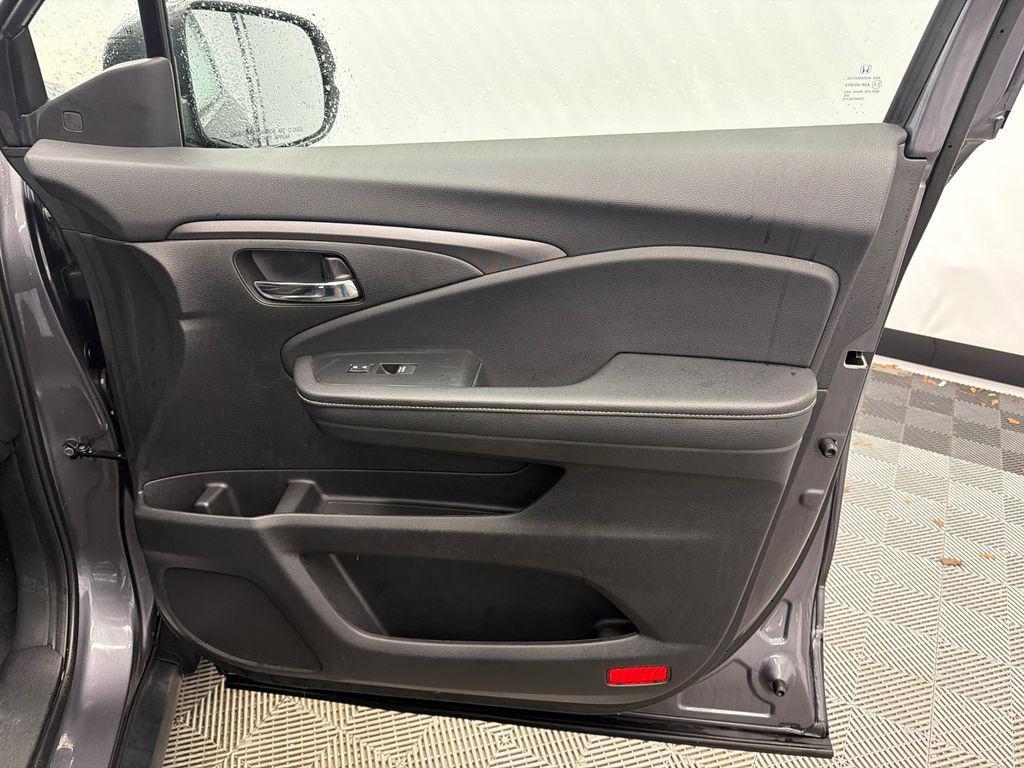 used 2025 Honda Ridgeline car, priced at $33,299