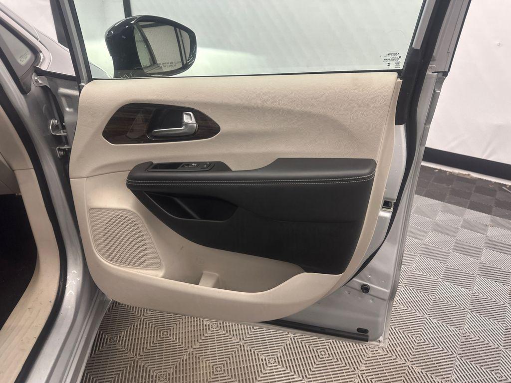 used 2024 Chrysler Pacifica car, priced at $25,599