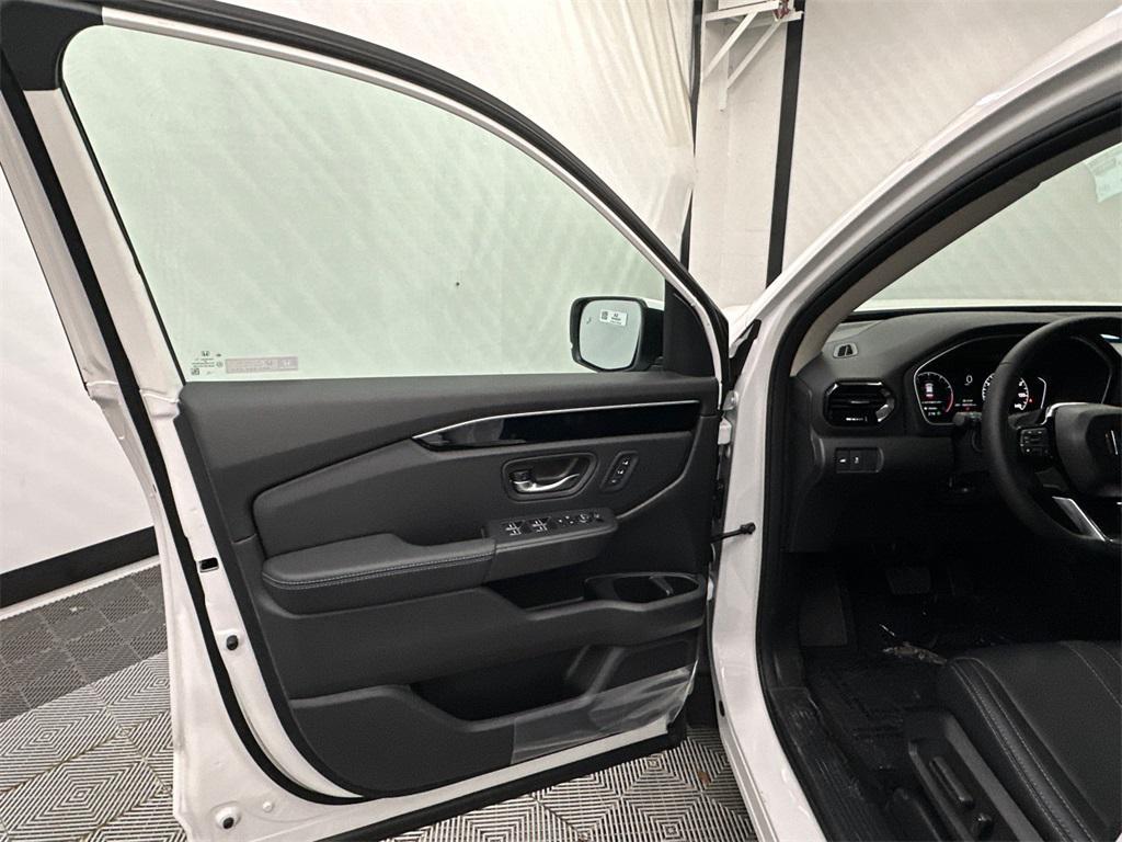 new 2025 Honda Pilot car, priced at $48,280