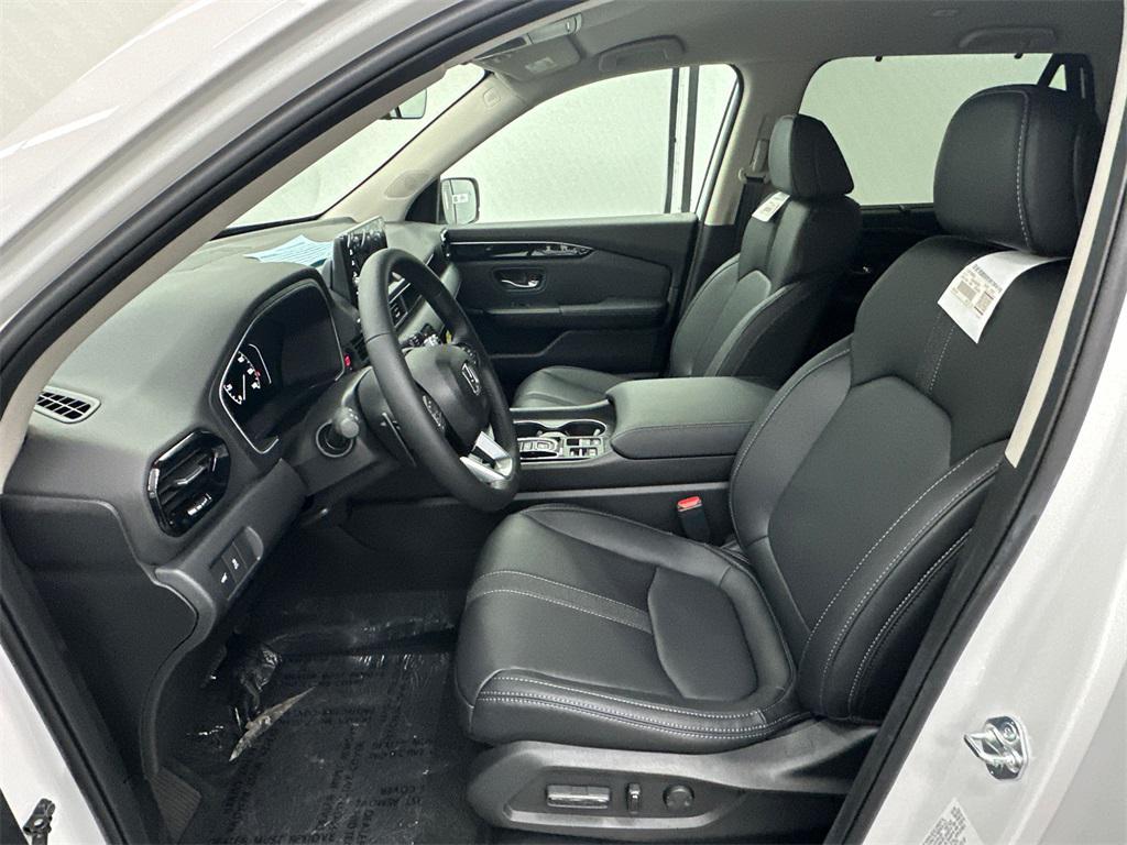 new 2025 Honda Pilot car, priced at $48,280