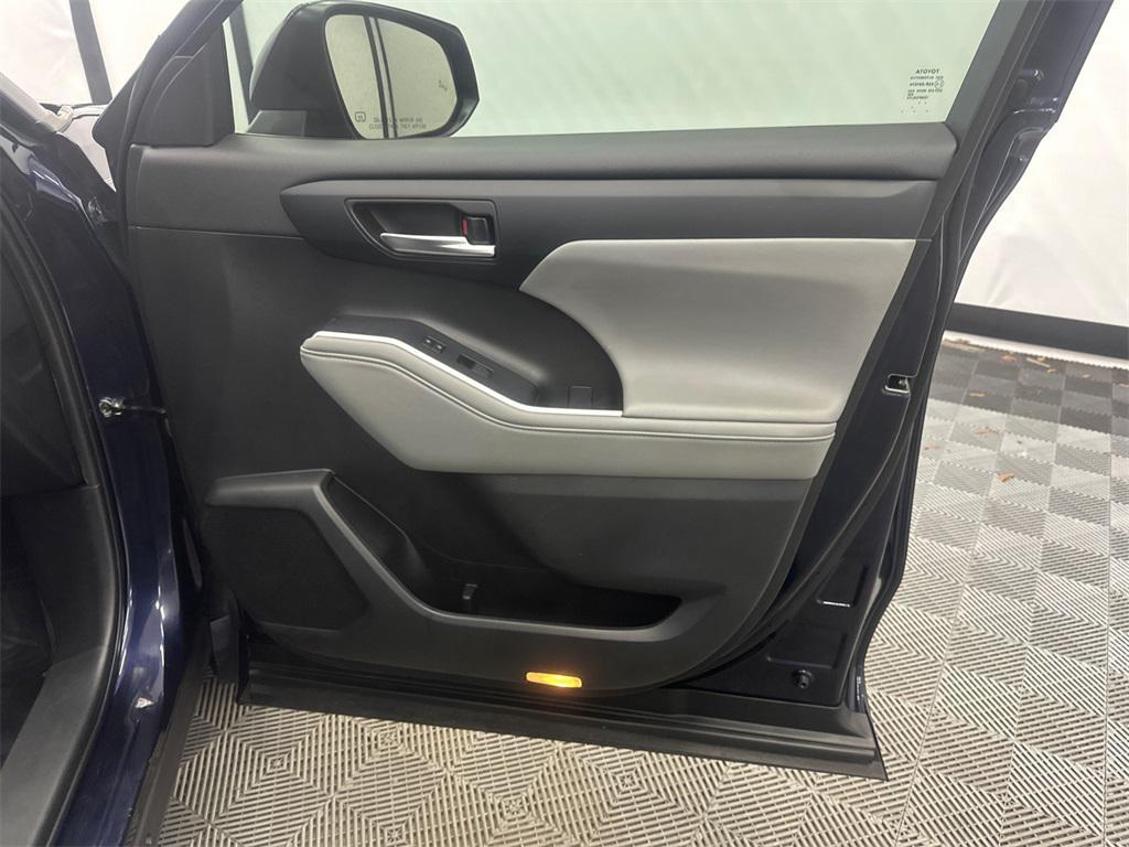 used 2023 Toyota Highlander car, priced at $31,999