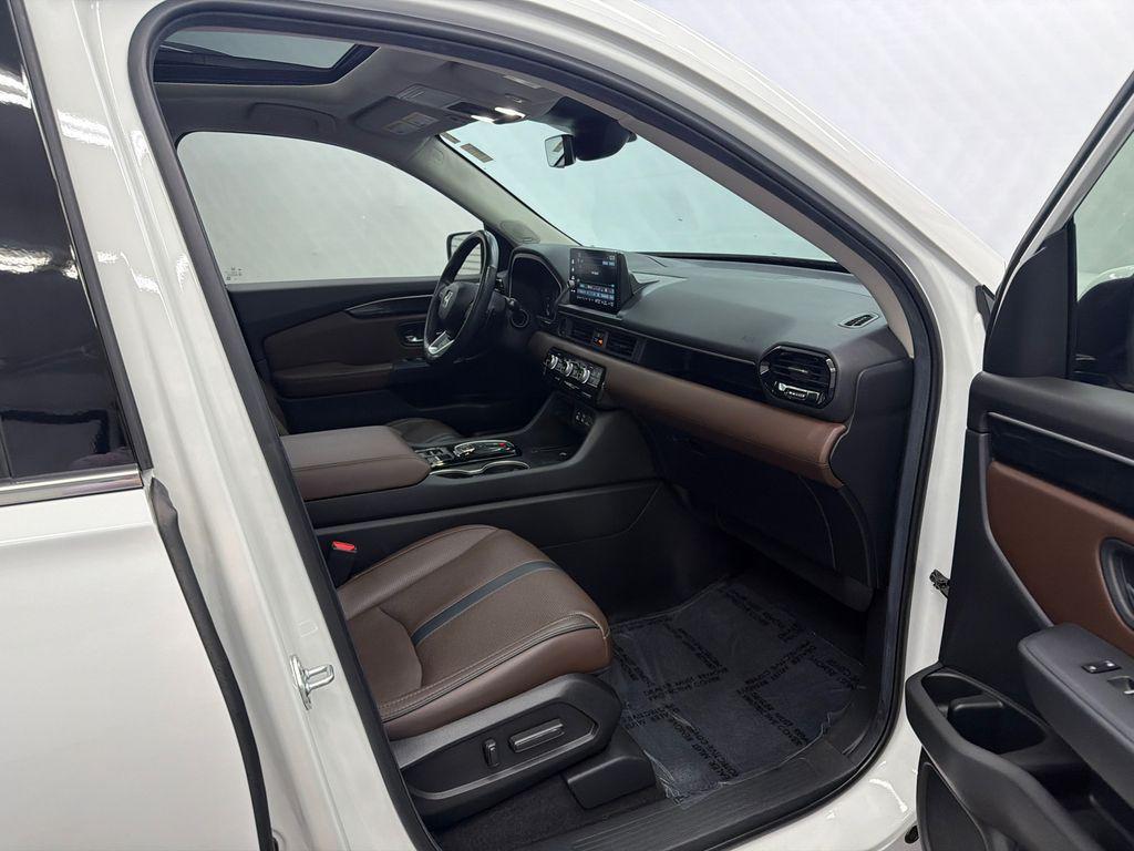 used 2025 Honda Pilot car, priced at $45,998