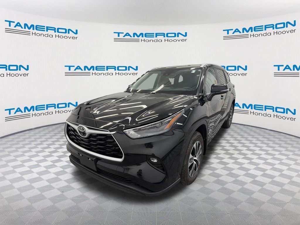 used 2024 Toyota Highlander car, priced at $39,298