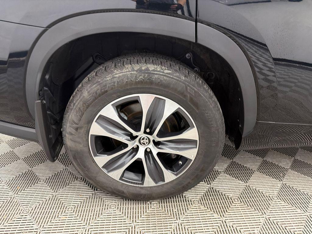 used 2024 Toyota Highlander car, priced at $39,298