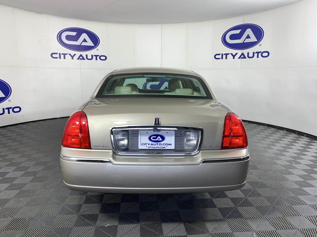 used 2009 Lincoln Town Car car, priced at $13,995